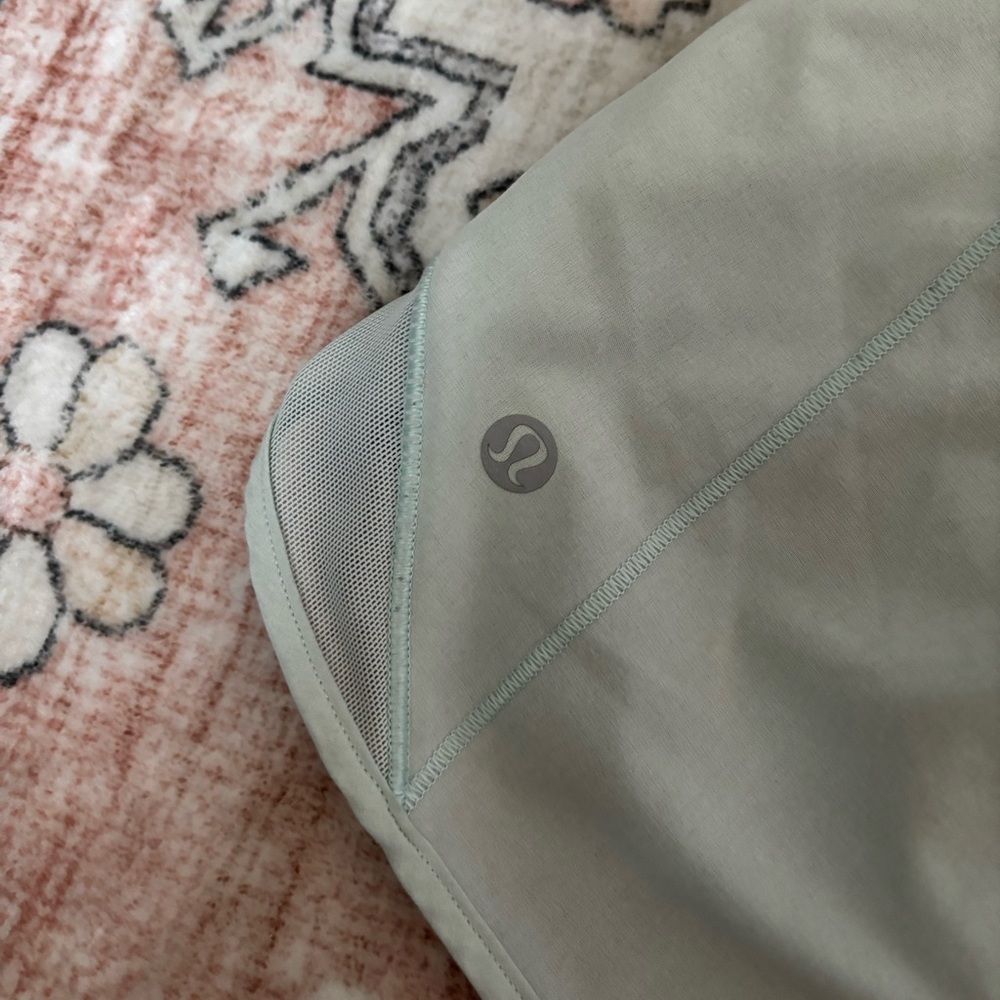 Lululemon Hotty Hot Mint Moment shorts Size 10 - Picture 2 of 4